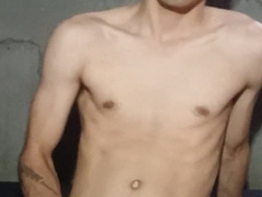 Joven latino se masturba y eyacula rico