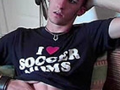 Solo stroker shows the way he makes his dick explode