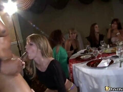 Grosser schwanz, Vollbusig, Cfnm, Reif, Milf, Natürlichen titten, Party, Titten