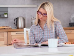 Gros cul, Blonde, Sucer une bite, Cuisine, Seins naturels, Cheveux courts, Adolescente, Nénés