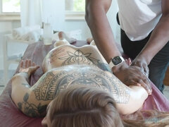 Sucer une bite, Queue, En levrette, Énorme, Interracial, Seins naturels, Piercing, Nénés