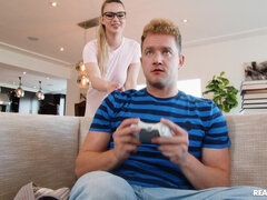 Enthousiasteling, Grote lul, Blond, Bedriegen, Sperma in gezicht, Hardcore, Kut duiken, Tieten likken