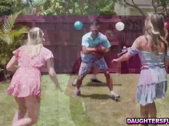 18 jahre, Stellung 69, Blondine, Tochter, Flotter vierer, Spiele, Gruppe, Handjob