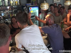 In den arsch, Schönheit, Blondine, Braunhaarige, Tschechisch, Hardcore, Pissen, Tätowierung