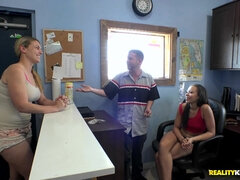 Leie, Arsch, Braunhaarige, Latina, Büro, Piercing, Hoch, Titten