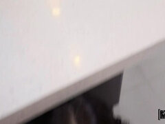 Blasen, Braunhaarige, Hundestellung, Aufs gesicht abspritzen, Natürlich, Im freien, Pov, Tätowierung