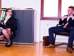 Grote mammen, Pijpbeurt, Bruinharig, Brillen, Moeder die ik wil neuken, Secretaresse, Kort haar, Kousen