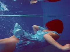 18 jahre, Zierlich, Pool, Öffentlich, Rotschopf, Badeanzug, Jungendliche (18+), Unter wasser