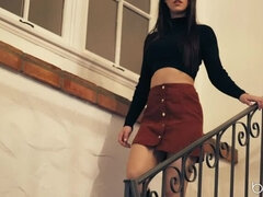 Baby sitter, Sucer une bite, Brunette brune, Tromperie, Tir de sperme, En levrette, Hard, Petite femme