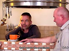 18, お尻, フェラチオ, 茶髪の, チン, デブ, 手コキする, Hd