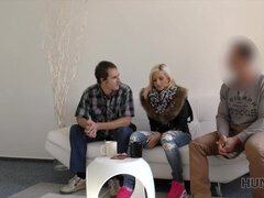 18 años, Amateur, Rubia, Mamada, Dinero, Pov, Público, Esposa