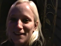 Enthousiasteling, Blond, Vingeren, Voetbeurt, Masturbatie, Buiten, Slet, Tieten likken