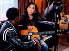 Enthousiasteling, Anaal, Grote kont, Bruinharig, Interraciaal, Moeder die ik wil neuken, Natuurlijke tieten, Tieten likken