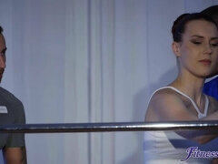 Braunhaarige, Hundestellung, Sporthalle, Küssen, Russisch, Rasiert, Dürr, Ablutschen