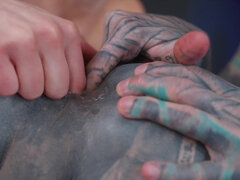 In den arsch, Blondine, Fingern, Hd, Dürr, Tätowierung, Flotter dreier, Titten