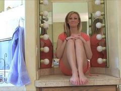 En gros plan de très près, Première fois, Pénétrer avec le poing, Masturbation, Orgasme, Public, Solo, Gicler