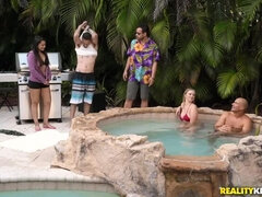 Linda, Estilo perrito, Corridas faciales, Masturbación, Tetas naturales, Piscina, Montar, Tetas