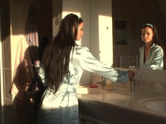 Nana, Brunette brune, Gode, Masturbation, Mère que j'aimerais baiser, Orgasme, Maigrichonne, Solo