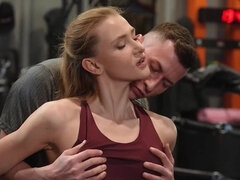 In den arsch, Grosse titten, Kehlenfick, Schwanz, Hundestellung, Erotisch, Natürlich, Rotschopf