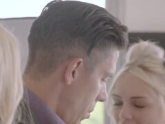 18 jaar, Blond, Universiteit, Sperma in gezicht, Hd, Tiener, Trio, Tieten likken