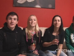 Blond, Hondjeshouding, 1 man 2 vrouwen, Groep, Handbeurt, Likken, Orgie, Geschoren