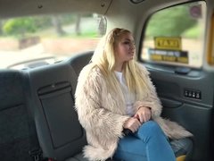 Blondine, Blasen, Auto, Schwanz, Fussjob, Behaart, Im freien, Überraschung