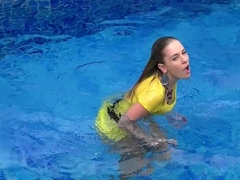 Blond, Aangekleed, Fetisj, Natuurlijke tieten, Buiten, Panty, Alleen, Nat