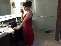 Salle de bains, Gros seins, Noire, Pieds, Chatte, Cheveux courts, Jupe, Nénés