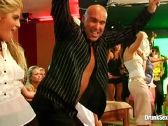 Enthousiasteling, Grote mammen, Pijpbeurt, Aangekleed, Orgie, Feest, Douche, Nat