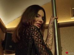 Club, Besar, Lesbiana, Tetas naturales, Desnudarse, Tatuaje, Hilo dental, Tetas