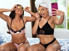 69, アジア人, ベッドルーム, 茶髪の, 指いじり, 毛深い, オナニー, オマンコ