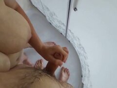 デカチン, 手コキする, シゴき, 淫乱熟女, 母, ヌード, シャワー, オッパイの