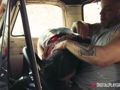 Morena, Coche, Latina, Tetas naturales, Perforación, Coño, Cabello corto, Tatuaje