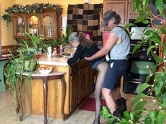 アメリカ人, 浮気者, 眼鏡, キス, 下着, 熟年, 淫乱熟女, スカートのぞき