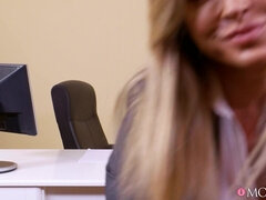 舐める尻, デカパイ, ブロンド, フェラチオ, エロ熟女, 手コキする, なめる, おもらし