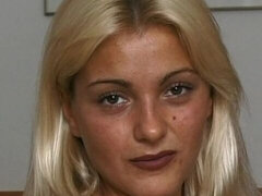 18 ans, Grosse bite, Sucer une bite, En levrette, Double pénétration, Seins naturels, Adolescente, Nénés