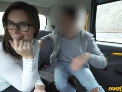 Brunette brune, Voiture, Tchèque, En levrette, Léchez, Seins naturels, Chatte, Nénés