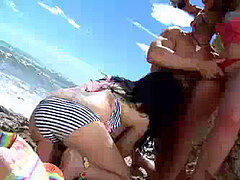Пляж, Минет, Семяизвержение, Две девушки, Испанки, Молоденькие, Втроем