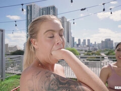 Verga grande, Mamada, Corridas faciales, Lamidas, Dinero, Perforación, Nalgadas, Tatuaje