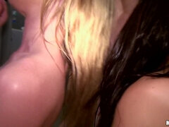 Lieveling, Pijpbeurt, Groep, Natuurlijke tieten, Feest, Kut duiken, Tiener, Tieten likken