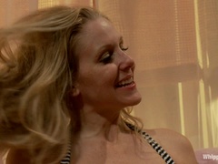 Blond, Dominante vrouw, Vernedering, Lesbisch, Orgie, Slaaf, Tatoeage, Tieten likken