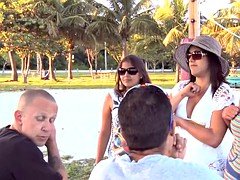 Sucer une bite, Homme nu et filles habillées, Habillées, Groupe