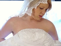 Blondine, Pummelig, Kleid, Behaart, Lingerie, Masturbation, Strümpfe, Tätowierung