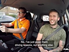 Leie, Grosse titten, Vollbusig, Auto, Lingerie, Öffentlich, Realität, Tätowierung