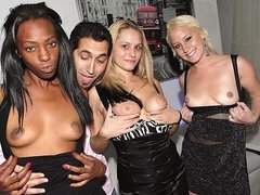 Gros cul, Grosse bite, Gros seins, Sucer une bite, Club, En levrette