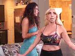 Engañando, Penetracion con dedos, Lesbiana, Lencería, Tetas naturales