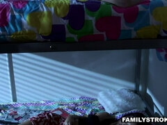 Gros cul, Brunette brune, En levrette, Famille, Léchez, Seins naturels, Chevaucher, Rasée