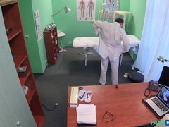 Leie, Arschlecken, Grosse titten, Blasen, Arzt, Aufs gesicht abspritzen, Fingern, Pov