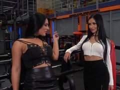 In den arsch, Blasen, Braunhaarige, Vollbusig, Spermaladung, Milf, Jungendliche (18+), Flotter dreier