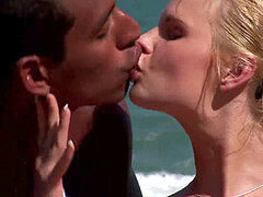 Anal, Plage, Grosse bite, Sucer une bite, Brunette brune, Mère que j'aimerais baiser, Plan cul à trois